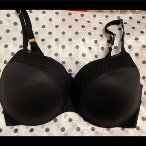 Victoria’s Secret black push-up bra (34 DDD)